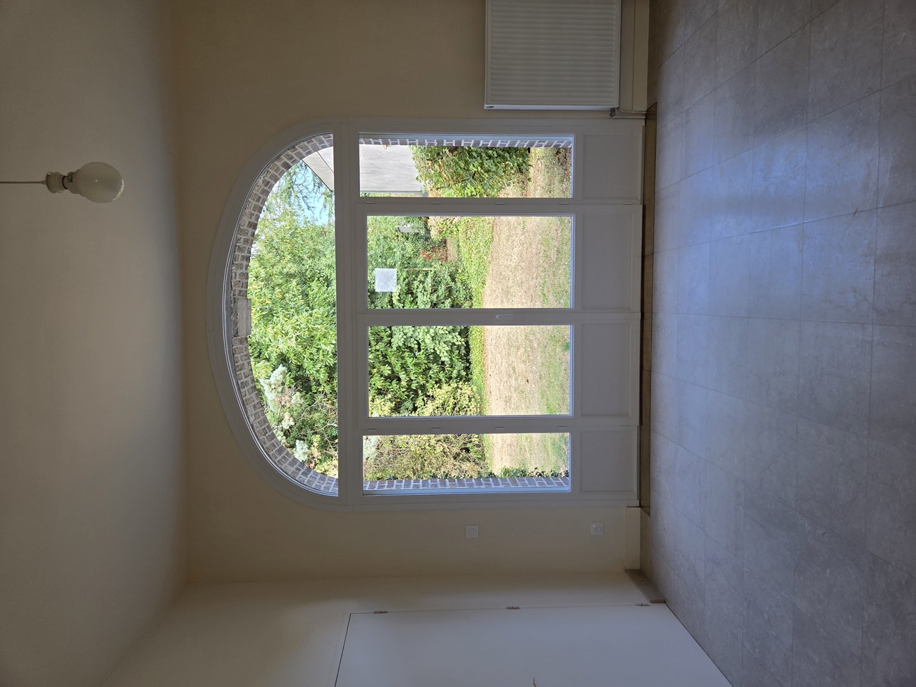 Portes-fenêtres cintrées sur mesure vues de l'intérieur — chantier IPM à Rouen