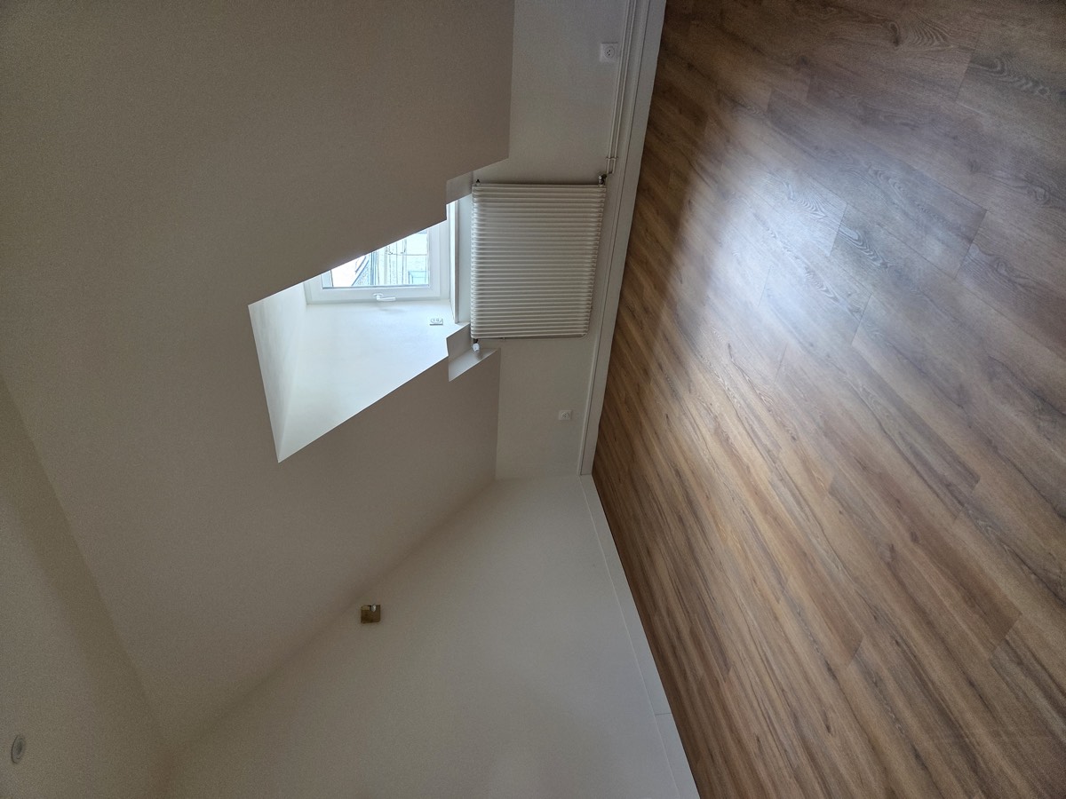 Grande chambre sous combles aménagée : isolation, plâtrerie et sol neufs — chantier IPM à Rouen