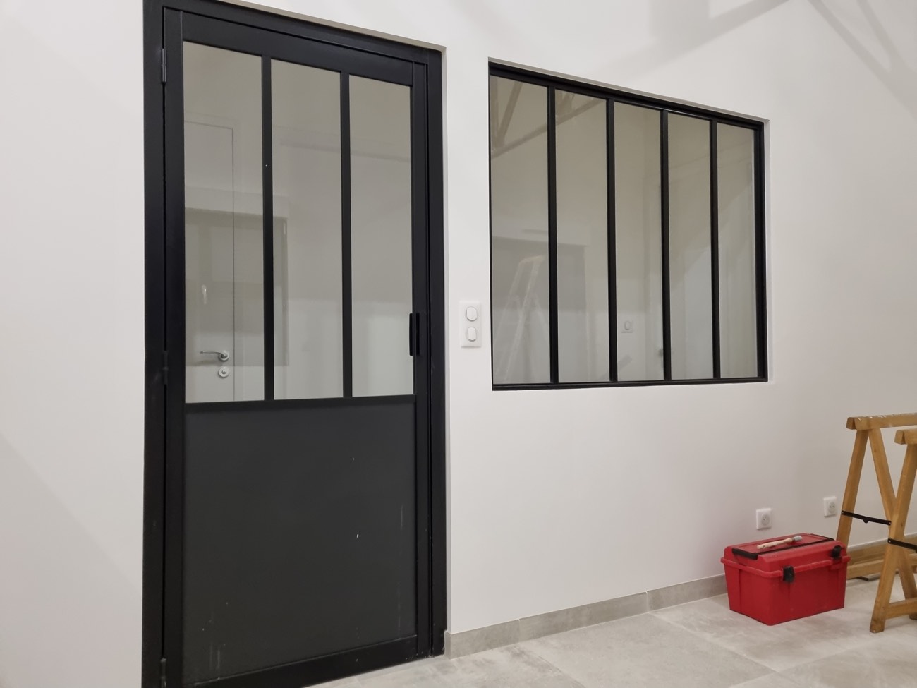 Porte et cloison verrière d'atelier noires posées par IPM — chantier à Rouen